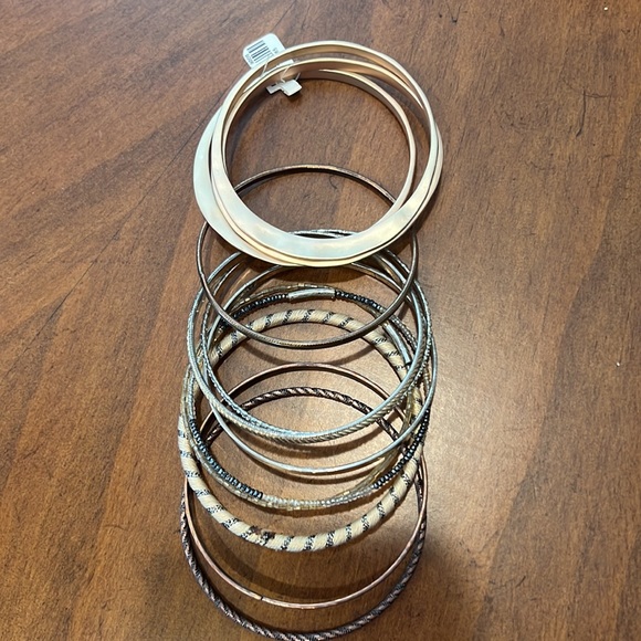 Assorted gold colored bangles - Picture 2 of 3